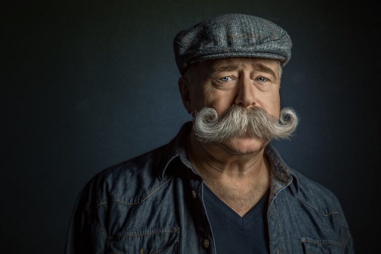 Muž s výrazným knírkem