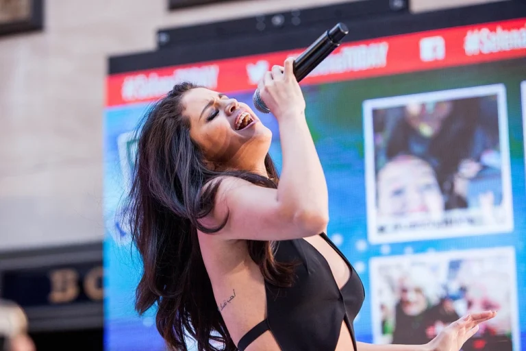 Selena Gomez zpívá