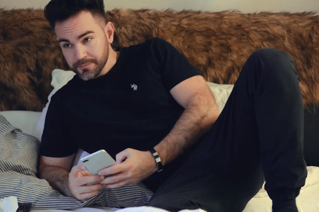 Muž model pózující v posteli