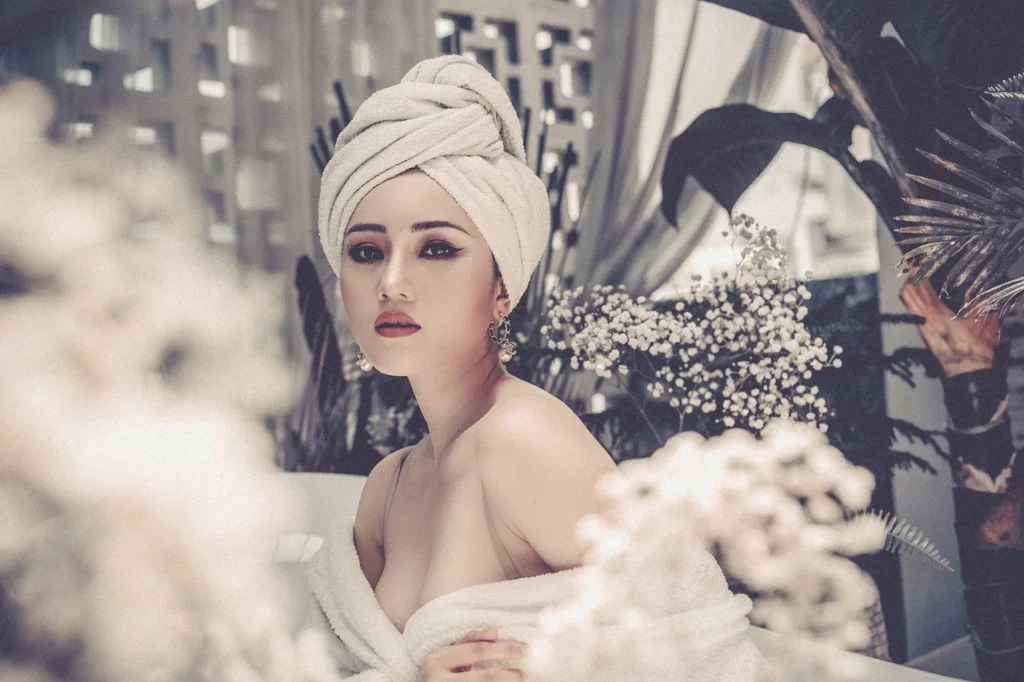 Asijská žena nalíčená nude tóny