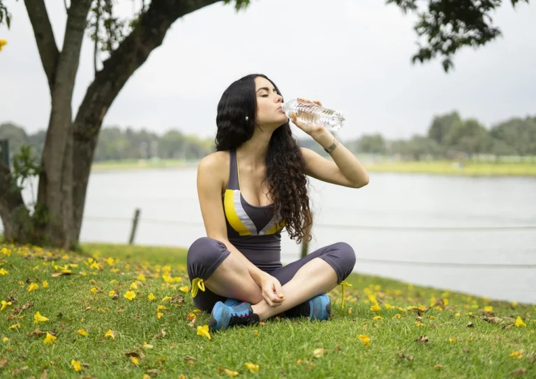 Žena pijící vodu